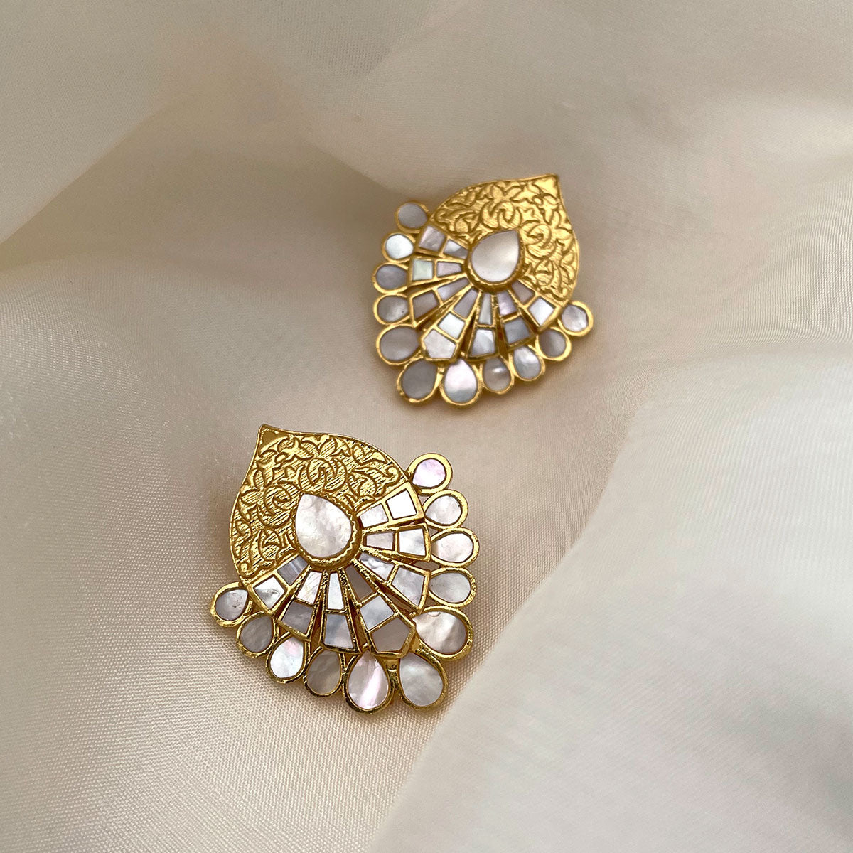 Mother of pearl - Wisteria studs
